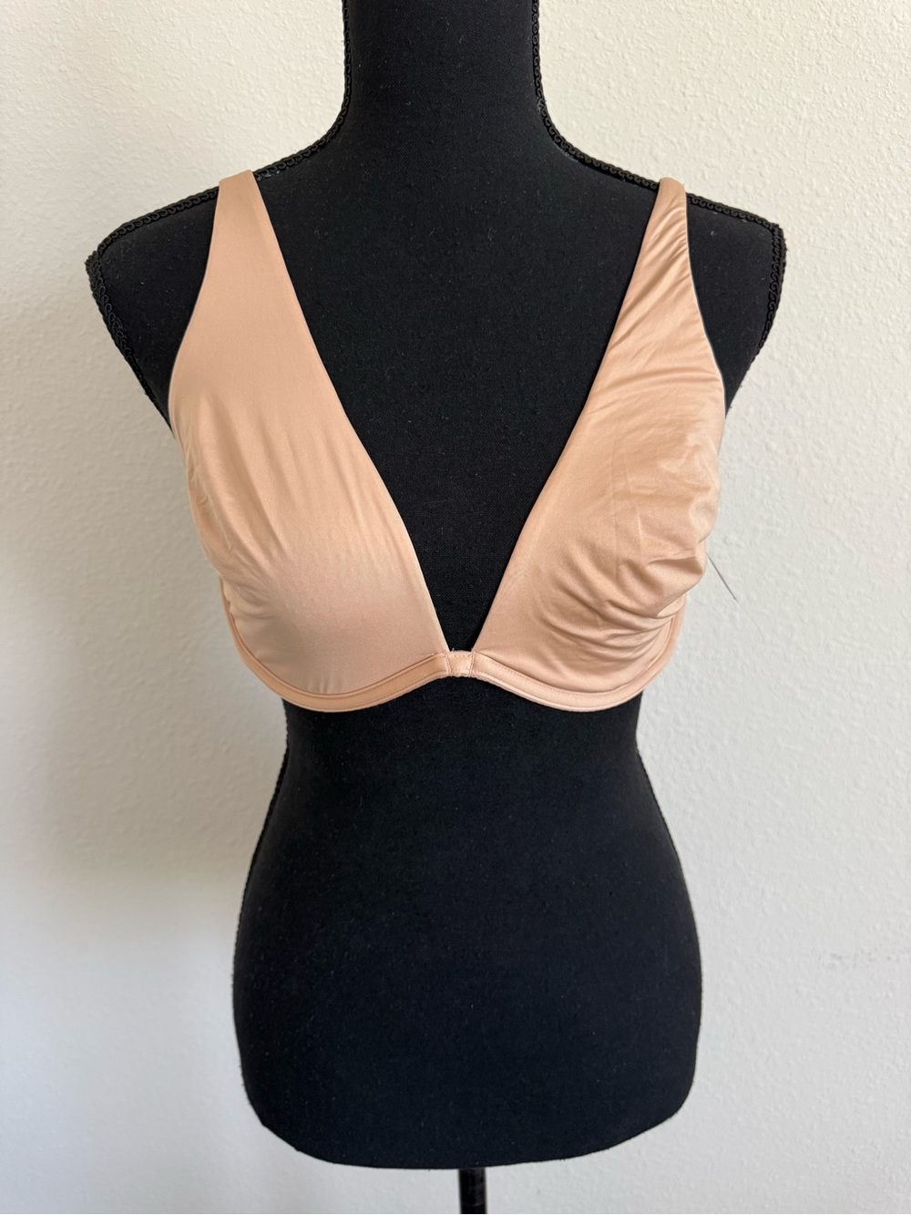 GapBody Plunge V-Neck Everyday Bra in Nude size 36C